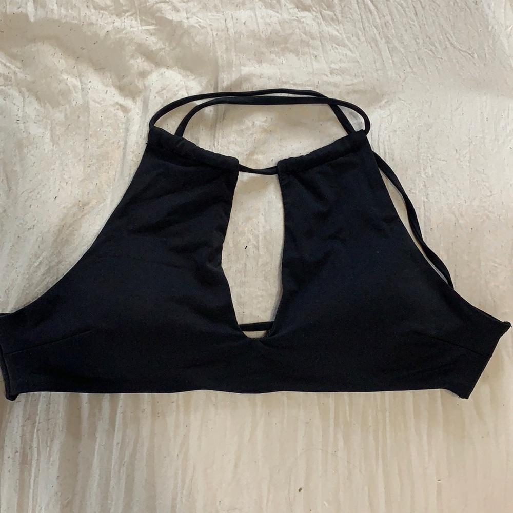 Peek-a-boo Bikini Top 👙